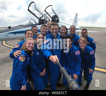 NASA's 2017 candidats astronautes arrêter pour prendre une photo de groupe lors de l'obtention équipé pour des combinaisons de vol à Ellington Field près de centre spatial Johnson de la NASA à Houston. Sur la photo, et la rangée avant, de gauche à droite, Zena Cardman, Jasmin, Moghbeli Robb Kulin, Jessica Watkins, Loral O'Hara ; à l'arrière, de gauche à droite, Jonny Kim, Frank Rubio, Matthew Dominick, Warren Hoburg, Kayla Barron, Bob Hines, et Raja Chari. NASA/UPI Banque D'Images