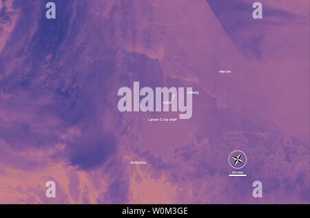Aperçu de l'ensemble des plate-forme de glace Larsen C et son iceberg vêlé récemment. Des couleurs plus foncées sont plus froides, et plus vives sont plus chauds, de sorte que le fossé entre l'iceberg et la plate-forme de glace apparaît comme une fine ligne de zone légèrement plus chaud. Libre du 12 juillet 2017, de l'imagerie MODIS satellite Aqua de la NASA. Quelque part entre le 10 juillet et le 12 juillet, un iceberg de la taille d'Arizona s'est distanciée de l'Antarctique Larsen C plate-forme de glace. Mesures de l'iceberg 2 239 milles carrés et pèse plus de 1 000 milliards de tonnes métriques. Après la scission, la plate-forme de glace Larsen C'est maintenant 12  % plus petit. NASA/UPI Banque D'Images