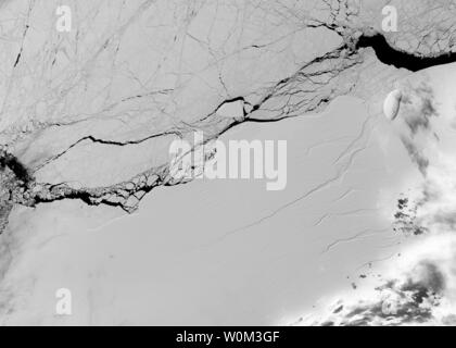 Image satellite d'une longue fissure dans la plate-forme de glace Larsen C, prise le 8 mars 2017, par l'imageur sur le terrain opérationnel/USGS NASA satellite Landsat 8. Quelque part entre le 10 juillet et le 12 juillet, un iceberg de la taille d'Arizona s'est distanciée de l'Antarctique Larsen C plate-forme de glace. Mesures de l'iceberg 2 239 milles carrés et pèse plus de 1 000 milliards de tonnes métriques. Après la scission, la plate-forme de glace Larsen C'est maintenant 12  % plus petit. NASA/UPI Banque D'Images