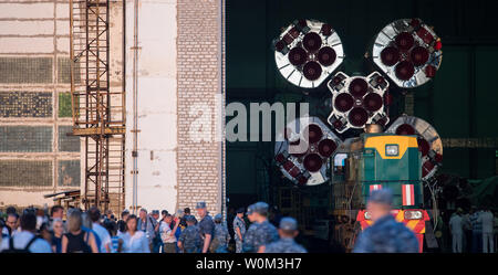 L'engin spatial Soyouz MS-05 est perçu à l'intérieur du bâtiment 112 avant d'être mis en place par le train jusqu'à la plateforme de lancement au cosmodrome de Baïkonour, Kazakhstan, le 26 juillet 2017. Expedition 52 L'ingénieur de vol Sergei Ryazanskiy de Roscosmos, Randy Bresnik ingénieur de vol de la NASA, et l'ingénieur de vol Paolo Nespoli de l'Agence spatiale européenne (ESA), sont prévues pour le lancement de la Station spatiale internationale à bord du Soyouz à partir du cosmodrome de Baïkonour le 28 juillet. Photo de la NASA par Joel Kowsky/UPI Banque D'Images