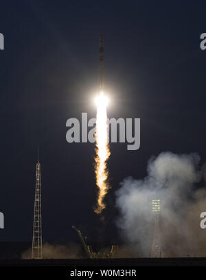 La fusée Soyouz MS-05 est lancé avec Expedition 52 L'ingénieur de vol Sergei Ryazanskiy de Roscosmos, Randy Bresnik ingénieur de vol de la NASA, et l'ingénieur de vol Paolo Nespoli de l'Agence spatiale européenne (ESA), le 28 juillet 2017, au cosmodrome de Baïkonour au Kazakhstan. Ryazanskiy, Bresnik, Nespoli et passera les quatre mois et demi de vie et de travail à bord de la Station spatiale internationale. Photo de la NASA par Joel Kowsky/UPI Banque D'Images