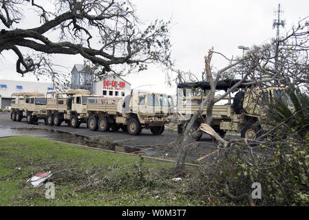 Le Texas du ministère militaire 36e Brigade de soutien, composé de plusieurs gardes nationaux de l'armée, à se préparer pour le sauvetage de l'eau à Rockport, Maine, le 27 août 2017, le jour après l'ouragan Harvey a touché terre, dévastant de nombreuses de la ville côtière de foyers et d'entreprises. Photo par SMSgt Robert Shelley/Air National Guard/UPI Banque D'Images