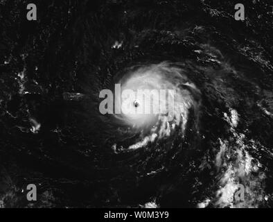 La NASA-NOAA satellite NPP Suomi a repris cette image de nuit de l'ouragan l'Irma sur les îles sous le 6 septembre 2017, à 13:35 HAE (0535 UTC). À compter de 17 h le 6 septembre, l'Irma s'éloignait de l'Îles Vierges et s'étalant sur des parties de Puerto Rico. Un état d'urgence a été déclaré dans l'état par le gouverneur Scott lundi. L'ouragan l'Irma a été élevé à une tempête de catégorie 5, mardi matin. NASA/UPI Banque D'Images