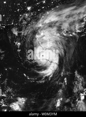 La NASA-NOAA satellite NPP Suomi a repris cette image infrarouge de la nuit de l'Ouragan Irma entre Cuba et les Keys de Floride le 10 septembre 2017 à 15:38 HAE (0738 UTC). La Division de la Floride d'urgence La Direction estime que 5,6 millions de Floridiens ont reçu l'ordre d'évacuer l'état qu'ils se prépare pour l'Irma à toucher terre tôt dimanche matin. NASA/UPI Banque D'Images