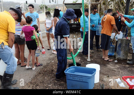 Garde de la Garde nationale de Porto Rico, ainsi que des employés de l'Aqueduc et égouts, à l'autorité compétente de Porto Rico, distribuer l'eau pour les communautés de Utuado, Puerto Rico, le 26 septembre 2017. Après l'impact de l'Ouragan Maria, 2 175 membres des services, y compris le PRNG, avaient été mobilisés sur le territoire d'appuyer les efforts du gouvernement dans la reconstruction de l'ile.Photo par le Sgt. Jose Ahiram/Diaz-Ramos la garde nationale de Porto Rico/UPI Banque D'Images