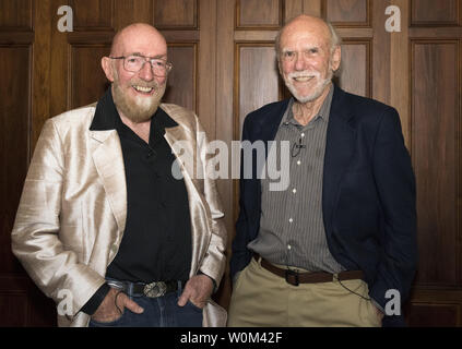 Kip Thorne et Barry Barish illustrés dans cette photographie publiée par Caltech le 3 octobre 2017. Le Prix Nobel de physique 2017 a été attribué le 3 octobre 2017, à trois des fondateurs de l'interféromètre laser à ondes gravitationnelles LIGO (observatoire) : Caltech's Kip S. Thorne et Barry C. Barish, et MIT's Rainer Weiss. Le 14 septembre 2015, a fait le premier LIGO-jamais la détection directe des ondes gravitationnelles, ou ondulations dans le tissu de l'espace et du temps, ce qui avait été prédit par Albert Einstein 100 ans plus tôt. Photo par Caltech/UPI Banque D'Images