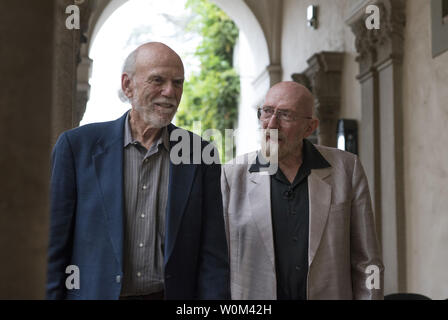 Barry Barish et Kip Thorne sont représentés sur cette photo publiée par Caltech. Le Prix Nobel de physique 2017 a été attribué le 3 octobre 2017, à trois des fondateurs de l'interféromètre laser à ondes gravitationnelles LIGO (observatoire) : Caltech's Kip S. Thorne et Barry C. Barish, et MIT's Rainer Weiss. Le 14 septembre 2015, a fait le premier LIGO-jamais la détection directe des ondes gravitationnelles, ou ondulations dans le tissu de l'espace et du temps, ce qui avait été prédit par Albert Einstein 100 ans plus tôt. Photo par Caltech/UPI Banque D'Images