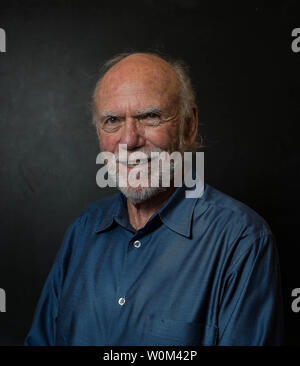 Portrait de Barry Barish. Le Prix Nobel de physique 2017 a été attribué le 3 octobre 2017, à trois des fondateurs de l'interféromètre laser à ondes gravitationnelles LIGO (observatoire) : Caltech's Kip S. Thorne et Barry C. Barish, et MIT's Rainer Weiss. Le 14 septembre 2015, a fait le premier LIGO-jamais la détection directe des ondes gravitationnelles, ou ondulations dans le tissu de l'espace et du temps, ce qui avait été prédit par Albert Einstein 100 ans plus tôt. Photo par Caltech/UPI Banque D'Images