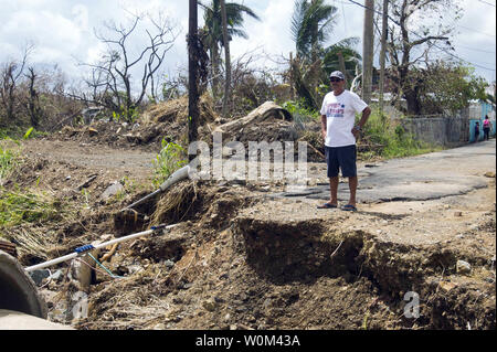 Un résident local observe Marines des États-Unis avec la 26e Marine Expeditionary Unit (MEU) à apprécier la route qui mène à l'est de Ceiba, Puerto Rico, le 2 octobre 2017. La 26e MEU soutient l'Agence fédérale de gestion des urgences, le principal organisme fédéral, en aidant les personnes touchées par l'Ouragan Maria afin de minimiser la souffrance et est une composante de l'ensemble de l'intervention. Photo par le Cpl. Juan Soto-Delgado/USMC/UPI Banque D'Images