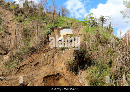 Les membres de la Garde nationale de Porto Rico 1010th en. Co. 130ht Fr. Bn. Les travaux de réparation et de déminage des routes en Pancho Febus, Porto Rico, le 4 octobre 2017, où plus de 15 familles sont isolées à cause d'un glissement de terrain causé par l'Ouragan Maria. Photo par le Sgt. Alexis Velez/UPI/PRNG Banque D'Images