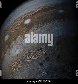Cette augmentation de l'image en couleur de Jupiter les bandes de lumière et de nuages sombres a été créé par des citoyens scientifiques Gerald Eichstadt et Sean Doran à l'aide des données de l'imageur sur NASAÕs JunoCam sonde Juno. Trois des tempêtes ovales blanc connu sous le nom de 'chaîne de perles" sont visibles dans la partie supérieure de l'image. Chacun de l'alternance de bandes claires et sombres dans l'atmosphère de cette image est plus large que celui de la Terre, et chaque fait rage autour de Jupiter à des centaines de kilomètres par heure. Les zones claires sont des régions où le gaz est en hausse, et les bandes sombres sont des régions où le gaz est en train de couler. L'image acquise Juno sur M Banque D'Images