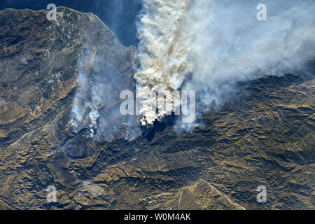 Les incendies dans le sud de la Californie ont été photographiées par l'astronaute de la NASA Randy Bresnik à partir de la Station spatiale internationale au cours d'un survol de la région le 7 décembre 2017. Regarder les panaches de fumée provenant de l'espace, Bresnik observé, "Aujourd'hui de passer sur SoCal, malheureusement, n'a pas l'air mieux. Les incendies à l'est du Camp Pendleton et dans Baja sont visibles aussi bien.' Ce brasier qui a été décrit par les pompiers comme une 'zone de guerre' a commencé il y a trois jours seulement le 4 décembre. Brûlant plus de 96 000 hectares et 150 structures à ce jour pour Inciweb ce feu a été poussée par un Banque D'Images