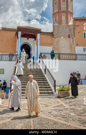 Chefchaouen, Maroc - Mai 03, 2019 : Plusieurs hommes musulmans de quitter la Grande Mosquée un vendredi, après la prière, dans le village de Chefchaouen, (ou Chaouen Banque D'Images