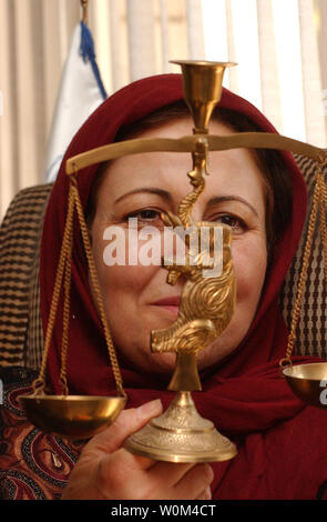 Shirin Ebadi, lauréate iranienne du Prix Nobel de la paix, pose avec le symbole de la justice, après une conférence de presse à Téhéran Mercredi, 15 octobre 2003. Shirin Ebadi a exigé que les dirigeants iraniens gratuitement tous les prisonniers et détenus politiques. (UPI/Ali Khaligh) Banque D'Images