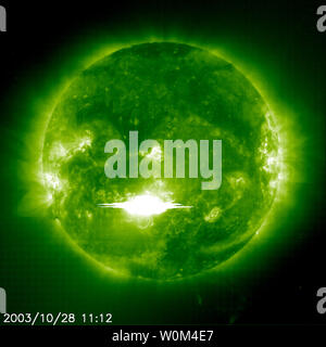 SOHO's Extreme ultraviolet Imaging Telescope capturé ce spectaculaire éruption solaire le matin du 28 octobre 2003. SOHO (Solar and Heliospheric Observatory) est gérée par la NASA et l'ESA. 17,2 x l'arrondi, le deuxième plus grand observé par SOHO, était de partir un proton de haute énergie et de l'événement une éjection de masse coronale. La terre a été immédiatement touchés par l'intense rayonnement X, qui l'ionisé couches supérieures de l'atmosphère, provoquant de graves perturbations dans les communications radio. Les particules à haute énergie qui suivent (appelé une "tempête de protons') pourrait nuire aux satellites Banque D'Images