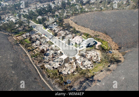 Une vue de la destruction de maisons dans tout le domaine de la Scripps Ranch San Diego d'un hélicoptère Sea King (UH-3H) affecté à l'hélicoptère de réserve des Gators E Escadron de soutien au combat, quatre-vingt-cinq (SC-85), le 29 octobre. Les incendies de 2003 ont causé d'importants dégâts dans tout le sud de la Californie, de brûler plus de 500 000 acres ou la terre. (UPI/Michael Pusnik, Jr./Navy) Banque D'Images