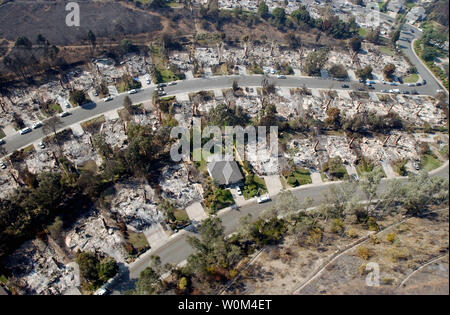 Une vue de la destruction de maisons dans tout le domaine de la Scripps Ranch San Diego d'un hélicoptère Sea King (UH-3H) affecté à l'hélicoptère de réserve des Gators E Escadron de soutien au combat, quatre-vingt-cinq (SC-85), le 29 octobre. Les incendies de 2003 ont causé d'importants dégâts dans tout le sud de la Californie, de brûler plus de 500 000 acres ou la terre. (UPI/Michael Pusnik, Jr./Navy) Banque D'Images