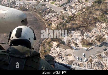 Une vue de la destruction de maisons dans tout le domaine de la Scripps Ranch San Diego d'un hélicoptère Sea King (UH-3H) affecté à l'hélicoptère de réserve des Gators E Escadron de soutien au combat, quatre-vingt-cinq (SC-85), le 29 octobre. Les incendies de 2003 ont causé d'importants dégâts dans tout le sud de la Californie, de brûler plus de 500 000 acres ou la terre. (UPI/Michael Pusnik, Jr./Navy) Banque D'Images