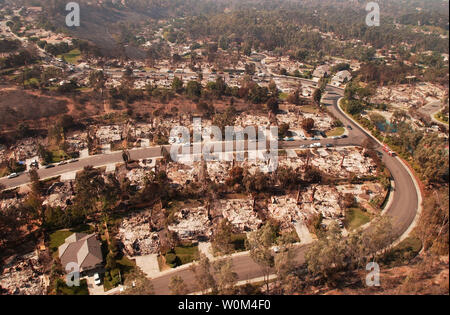 Une vue de la destruction de maisons dans tout le domaine de la Scripps Ranch San Diego d'un hélicoptère Sea King (UH-3H) affecté à l'hélicoptère de réserve des Gators E Escadron de soutien au combat, quatre-vingt-cinq (SC-85), le 29 octobre. Les incendies de 2003 ont causé d'importants dégâts dans tout le sud de la Californie, de brûler plus de 500 000 acres ou la terre. (UPI/Michael Pusnik, Jr./Navy) Banque D'Images