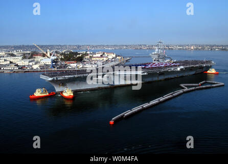 L'USS Nimitz arrive à son port d'attache à la Naval Air Station North Island, Coronado, Californie le 5 novembre 2003. Elle a été engagée dans combate devoir impliqué dans la guerre en Irak. (UPI/NAVY) Banque D'Images