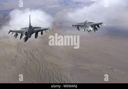 Une paire de F-16 Fighting Falcon patrol quelque part au-dessus de l'Afghanistan le 29 novembre 2003. Les F-16 sont de la New York Air National Guard's 174e Escadre de chasse à Syracuse. (Photo d'UPI/SSgt. Suzanne M. Jenkins/Air Force) Banque D'Images