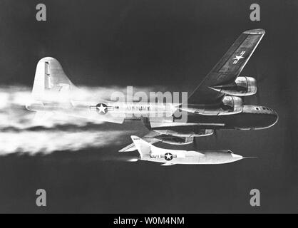 Le D-558-2 est lancé à partir de la Marine P2B-1S dans cette photographie de 1956. La liste déroulante avion a P2B-1S. Il avait été construit comme un B-29A avant d'être modifié comme une goutte d'avion pour la Marine. Surnommé "Le myrte, Fertile' le ravitailleur utilisé l'indicatif d'appel 'le NACA 137.' Le Douglas D-558-2 'kyrockets' ont été parmi les premiers avions de recherche transsonique comme le X-1, X-4, X-5 et X-92A. Trois des monoplaces, l'avion a volé à aile en flèche de 1948 à 1956. La flèche de l'histoire de l'aviation a fait lorsqu'il a été le premier avion à voler deux fois la vitesse du son. Pilote Douglas John F. Martin a fait le premier vol à Muro Banque D'Images