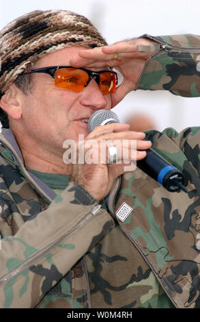 Academy Award Winning acteur Robin Williams effectue pour les troupes à l'aéroport de Bagdad, le 16 décembre 2003. Le Président du Comité conjoint de chef d'état-major, le général Richard Meyers, a parrainé par des organismes de services à la base du spectacle dans le cadre d'un commandement central des États-Unis d'. Avec lui ont été également médaillé d'or olympique et actuel lutteur WWE Kurt Angle, pilote de NASCAR Mike Wallace et Fox Sports Net Leeann Tweedon de personnalité. (Photo d'UPI/Lisa M. Zunzanyika/Air Force) Banque D'Images