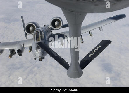 La U.S. Air Force A-10 Thunderbolt II reçoit le combustible dans un KC-135 au-dessus du centre de l'Iraq dans le cadre de l'opération Iraqi Freedom. La foudre est le premier avion de l'Armée de l'air spécialement conçu pour l'appui aérien rapproché des forces terrestres. Ils sont des avions à réaction à deux moteurs qui peuvent être utilisées contre toutes les cibles au sol, y compris des chars et autres véhicules blindés. L'A-10 La mission première est de fournir jour et nuit close air support combat amical pour les forces terrestres et d'agir en tant que contrôleur aérien avancé (CAA) de coordonner et de diriger les forces de l'air sympathique à l'appui des forces terrestres. (Photo d'UPI/Suzanne Jenkins Banque D'Images