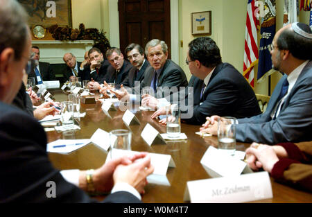 Le Président George Bush se réunit avec un groupe de responsables de la communauté juive et rabbins de la Roosevelt Room Lundi 22 décembre 2003. Présents à la réunion étaient le Rabbin Dr. Elie Abadie, New York City, Rabbi Kenneth Auman, Brooklyn, New York ; Matt Brooks, Washington, D.C. ; Lew Eisenberg, New York ; Sam Fox, Saint Louis, Mo. ; Cheryl Halpern, Livingston, N.J. ; Malcolm Hoenlein, New York ; Stephen Hoffman, New York ; Howard Jonas, Newark, New Jersey ; Joel Kaplan, Long Island, N.Y., Rabbi David Kessel, Austin, Texas, Rabbi Moshe Kletenick, Seattle, Washington ; Howard Kohr, Washington, D.C. ; Michael Leb Banque D'Images