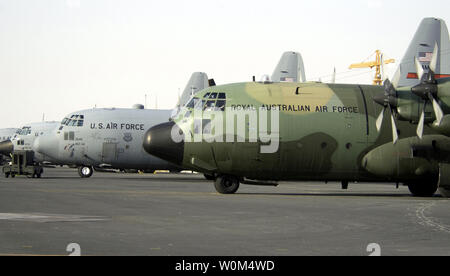 Un C-130 Hercules de la Royal Australian se trouve sur la ligne de vol de près de US Air Force C-130 à un emplacement déployées à l'avant dans le sud-ouest de l'Asie le 24 décembre, 2003. (Photo d'UPI/U.S. La Force aérienne et le sergent-chef Suzanne M. Jenkins) Banque D'Images