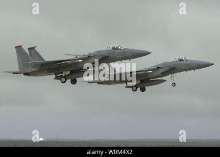 Une paire de U.S. Air Force F-15 avion du 67e Escadron de chasse, Kadena Air Base, Japon, retour à Andersen Air Force Base, Guam, après une mission pendant l'exercice à faire face au Nord 04 sur 19 Novembre, 2003. À PROPOS DE NOUS 650 aviateurs, marins, marines et autour de 250 Japan Air Self-Defense Force membres participent à l'exercice. Faire face Nord est un exercice bilatéral entre les États-Unis et le Japon conçu pour améliorer l'exécution des opérations d'air dans la défense du Japon. (Photo d'UPI/val/Gempis Air Force) Banque D'Images