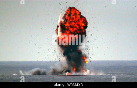 U.S. Navy Marine Corps et l'élimination des explosifs et munitions (NEM) de détruire un dhow capturé après une mission d'interception par les navires d'un groupe expéditionnaire (ES-1) le 1er janvier 2004 dans le Nord de la mer d'Oman. Les 15 membres d'équipage du navire et 2 800 kilos de haschich, d'une valeur approximative de 11 millions de dollars, ont été interceptés et placés en détention. L'interception a été la troisième en deux semaines par les forces maritimes de la coalition dans la région. Les détenus restent avec les responsables américains à bord de navires de guerre américains dans la région pour d'autres interrogatoires. À l'exception de petites quantités conservées un Banque D'Images