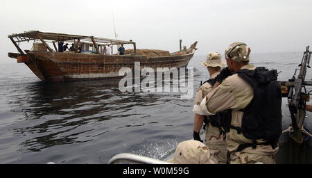 La visite de l'équipe de perquisition et saisie du Conseil (VBSS) attribué à USS Bulkeley (DDG 84) approches un dhow dans une embarcation pneumatique à coque rigide (RHIB) tout en menant des opérations d'interdiction maritime (MIO), visant à lutter contre la guerre globale contre le terrorisme le 23 avril 2004, dans le golfe Arabo-Persique. (Photo d'UPI/Brien Aho/US Navy) Banque D'Images