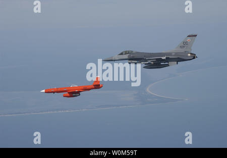 Pete majeur Davey, un F-16C Fighting Falcon pilote désigné pour le 428e Escadron de chasse', 'Buccanners Cannon Air Force Base, Nouveau Mexique, vole en formation avec un 'Streaker MQM-107E sous-échelle des drones cibles aériennes au cours d'une mission de Combat Archer sur le golfe du Mexique récemment. Le MQM-107E sous-échelle cible aérienne drone est affecté à la 82e Escadron de cibles aériennes situé à la Tyndall et est utilisé comme cibles lors des missions de Combat Archer. Le MQM-107E, affectueusement connu sous le nom de 'Streaker', est utilisé pour soutenir une variété d'air-air et sol-air les missions exigeant des cibles aériennes et Banque D'Images