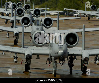 A-10 Thunderbolt II s'asseoir sur la rampe de l'Angleterre Air Park, Alexandria, LOUISIANE sur Avril 29, 2004. Ils appuient l'Hawgsmoke 2004 qui est un attentat à la biennale et tactique de la compétition de tir au canon A-10 Thunderbolt II. Escadrons de partout au pays et dans le monde, aussi loin que la Corée du Sud et l'Allemagne ont envoyé des équipes de concourir pour l'honneur du "meilleur des meilleurs" en attaque au sol et de destruction de cibles. (Photo d'UPI/Patrick Nugent/Air Force) Banque D'Images