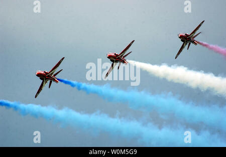 Les membres de la flèche rouge de l'équipe de démonstration aérienne britannique effectuer au Royal International Air Tattoo (RIAT) tenue à la Royal Air Force, la base aérienne de Fairford, Royaume-Uni. Le 17 juillet 2004. Considéré comme le plus grand spectacle aérien, il comprenait 350 avions de plus de 15 pays et de 30 branches de service différents. (Photo d'UPI/Keith Reed/US Air Force) Banque D'Images