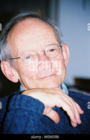 Ted Kooser, un ancien directeur de l'assurance qui a été écrit de la poésie depuis l'adolescence, est le nouveau poète officiel de l'United States. Bibliothécaire du Congrès, James H. Billington Kooser décrit comme "un grand voix poétique pour les régions rurales et petites villes du Nord." La photo a été prise dans la cuisine à son Kooser maison rurale au nord de Garland, Neb., le 29 septembre 2004. (Photo d'UPI/Tobin Beck) Banque D'Images