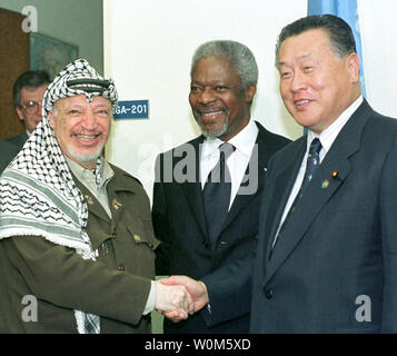 Le dirigeant palestinien Yasser Arafat est mort dans un hôpital militaire à l'extérieur de Paris dès le 11 novembre 2004. Il était âgé de 75 ans. File photo montre Yasser Arafat, Secrétaire Général des Nations Unies et le Premier Ministre japonais Yoshiro Mori après une réunion le 7 septembre 2000, aux Nations Unies à New York. (Photo d'UPI/Monika Graff/fichier) Banque D'Images