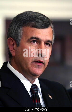 Mike Johanns, gouverneur du Nebraska parle dans la Roosevelt Room de la Maison Blanche après avoir été nommé secrétaire du ministère de l'Agriculture, le 2 décembre 2004 à Washington. (Photo d'UPI/Dennis Brack via extérieure) Banque D'Images