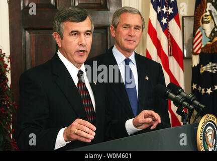 Mike Johanns, gouverneur du Nebraska parle dans la Roosevelt Room de la Maison Blanche après avoir été nommé secrétaire du ministère de l'Agriculture, le 2 décembre 2004 à Washington. Le Président George Bush à l'écoute. (Photo d'UPI/Dennis Brack via extérieure) Banque D'Images