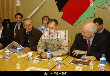 Le secrétaire à la défense Donald H. Rumsfeld (à gauche), le général David Barno W., commandant du Commandement des forces, l'Afghanistan (centre) et Richard B. Cheney, Vice-président des États-Unis de participer à une séance d'information mise à jour militaire en Afghanistan alors que dans la base aérienne de Bagram, en Afghanistan, le 7 décembre 2004. Cheney et Rumsfeld s'est rendu en Afghanistan pour assister à la cérémonie d'inauguration de l'Afghanistan Le président Hamid Karzai. (Photo d'UPI/MSgt James M. Bowman, U.S. Air Force) Banque D'Images