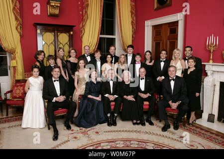 Le Président George Bush, Laura Bush, l'ex-Première Dame Barbara Bush, et l'ancien président George H. W. Bush s'asseoir, entourés de leur famille dans la Salle Rouge, le 6 janvier 2005 à Washington. Les amis et la famille s'est joint à l'ancien président Bush et Mme Bush en célébrant leur 60e anniversaire de mariage au cours d'un dîner organisé à la Maison Blanche. Sont également sur la photo, de gauche, la Géorgie Grace Koch, Margaret Bush, Walker Bush, Marvin Bush, Jenna Bush, Doro Koch, Barbara Bush, Robert P. Koch, Pierce M. Bush, Maria Bush, Neil Bush, Ashley Bush, Sam LeBlond, Robert Koch, Nancy LeBlond Ellis, John Ellis Bush, Jr., en Floride Banque D'Images