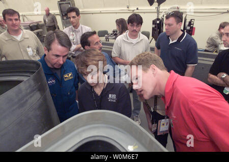 Les astronautes Stephen K. Robinson (à gauche) et Eileen M. Collins, spécialiste de mission STS-114 et commandant, respectivement, le long avec l'astronaute Scott E. Parazynski sont illustrés au cours d'une séance d'information sur les tuiles de la navette de la numérisation dans l'antenne et le laboratoire de développement de suivi au Centre spatial Johnson (JSC). Les astronautes Charles J. Camarda, spécialiste de mission, et James M. Kelly, pilote, sont visibles en arrière-plan. La NASA prévoit de lancer Discovery vers la fin juillet, lorsque les 7 membres de l'équipage de retour à s'envolera vers la Station spatiale internationale principalement à tester et évaluer de nouveaux coffre procedu Banque D'Images