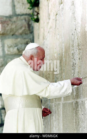 Le pape Jean-Paul II, qui s'est vu dans ce fichier photographie du 26 mars 2000, est dit avoir été réadmis à l'hôpital pour des problèmes liés à la grippe le 24 février 2005 dans la Cité du Vatican, Rome, Italie. Les médias italiens ont dit que les médecins envisagent une trachéotomie pour aider le Pape de 82 ans souffle. (Photo d'UPI/Debbie HIll) Banque D'Images