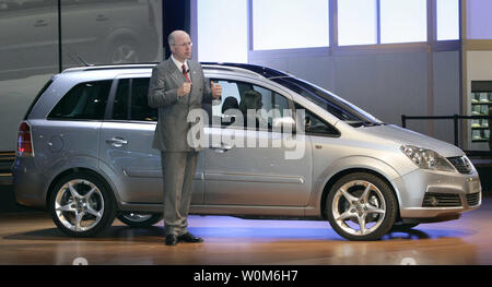 Le président de General Motors Europe Carl-Peter Forster introduit la nouvelle Opel Zafira au 75e Salon International de l'Automobile à Genève, Suisse, le mardi 1 mars 2005. (Photo d'UPI/General Motors/Wierdemann Axel) Banque D'Images