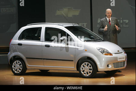 Le président de General Motors Europe Carl-Peter Forster présente le nouveau Chevrolet Matiz au 75e Salon International de l'Automobile à Genève, Suisse, le mardi 1 mars 2005. (Photo d'UPI/General Motors/Wierdemann Axel) Banque D'Images