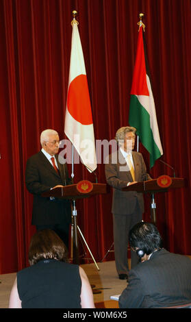 Le président palestinien Mahmoud Abbas (G) et le Premier ministre japonais Junichiro Koizumi, tenir une conférence de presse à Tokyo le 16 mai 2005. (Photo d'UPI/Omar Rashidi) Banque D'Images