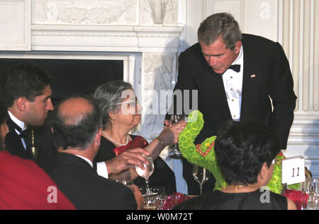 George Bush, président des États-Unis, d'un toast à Mme Gursharan Kaur, l'épouse de Premier Ministre indien Manmohan Singh lors d'un dîner d'État à la Maison Blanche le 18 juillet 2005. (Photo d'UPI/Ken Cedeno) Banque D'Images