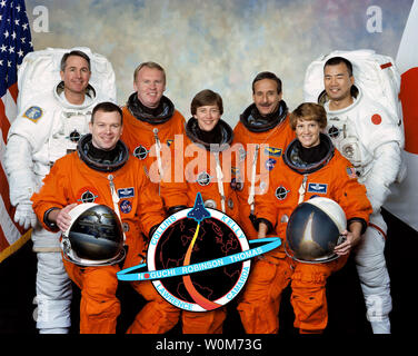 Ces sept astronautes à prendre une pause de la formation de poser pour le portrait de l'équipage STS-114. En face sont des astronautes Eileen M. Collins (à droite), commandant ; Wendy B. Lawrence, spécialiste de mission ; et James M. Kelly, pilote. En retour sont des astronautes Stephen K. Robinson (à gauche), Andrew S. W. Thomas, Charles J. Camarda, et Soichi Noguchi, tous les spécialistes de mission. Noguchi représente l'Agence japonaise d'exploration aérospatiale (JAXA). La NASA prévoit de lancer Discovery le 26 juillet 2005. (Photo d'UPI/NASA) Banque D'Images
