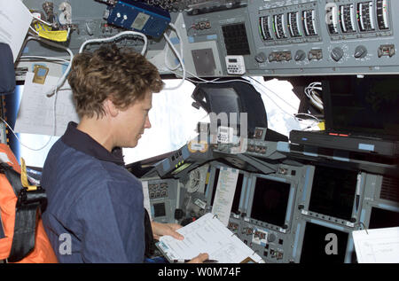 Eileen Collins Commandant STS-114 fonctionne sur la découverte d'envol sur l'amarrage de jour, le 28 juillet 2005. (Photo d'UPI/NASA) Banque D'Images